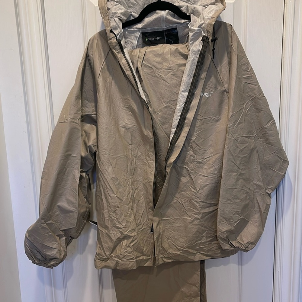 Frogg Toggs Size Small Khaki